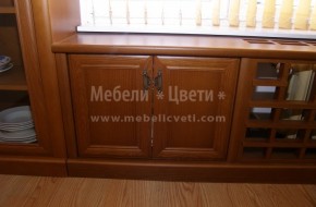 Мебели за дневна от дърво.Сглобката на фризовете на вратичките е под 45 градуса