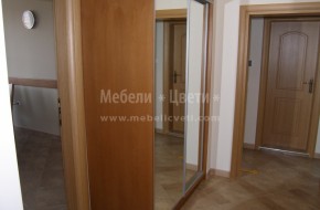 Обзавеждане за коридор по поръчка.Гардероба е с плъзгащи врати,шкафа за обувки е с наклонени рафтове за да  поема повече обувки
