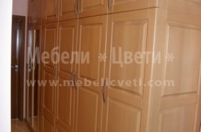 Антре по поръчка от масивен бук.
В гардероба е вграден бойлер и пералня.