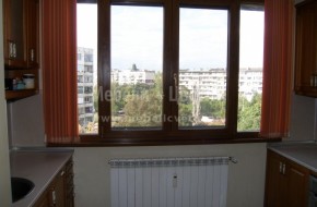 Жилището е гарсониера и цялото обзавеждане кухня,коридор,хол преграден с преградна стена от мебели,спалня са наше производство