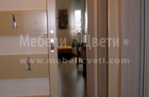 Цветът е съобразен с цвета на интериорната и входната врата.Шкафът с огледална врата е за обувки.