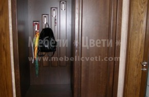 Антре по поръчка от масивен бук с място за сядане и гардероб за дрехи.Портмантото е вградено в ниша