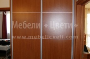 Обзавеждане за коридор с плъзгащи врати по поръчка.