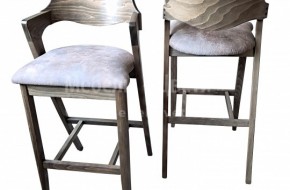 Бар стол Валенсия от бук-100 EUR > <br />
За дамаска в бежав и кафяв цвят.> <br />
Бар стол от бук с тапицирана седалка и облегалка от буков шперплат.